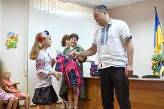 У Кам`янському дітям вручали шкільне приладдя